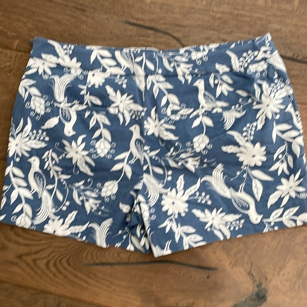 LOFT Blue White Floral Peacock Ruffle Pocket Riviera Women's Shorts Size 4 - Picture 5 of 5